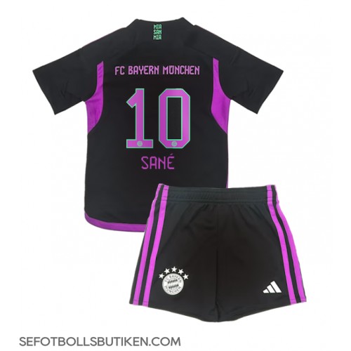 Bayern Munich Leroy Sane #10 Replika Babykläder Borta matchkläder barn 2023-24 Korta ärmar (+ Korta byxor)